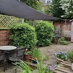 Cosy 2 Bedroom Reading House Sleeps 6 - With Free Wifi & Garden By Roost Accommodation