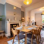 Cosy 2 Bedroom Reading House Sleeps 6 - With Free Wifi & Garden By Roost Accommodation