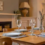 Cosy 2 Bedroom Reading House Sleeps 6 - With Free Wifi & Garden By Roost Accommodation