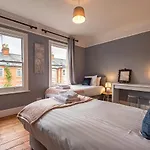Cosy 2 Bedroom Reading House Sleeps 6 - With Free Wifi & Garden By Roost Accommodation