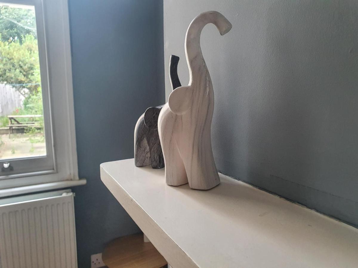 Cosy 2 Bedroom House Sleeps 6 - With Free Wifi & Garden By Roost *