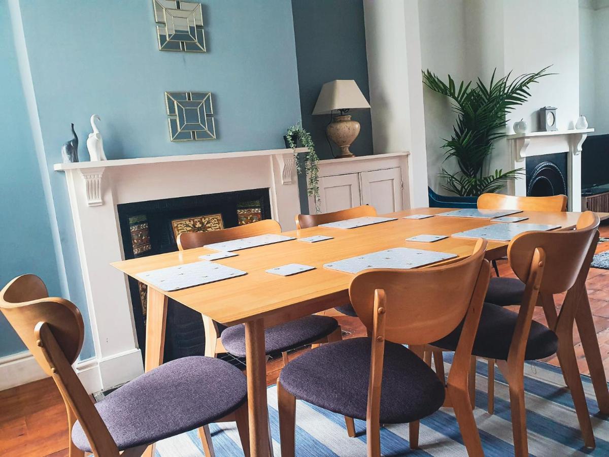 Cosy 2 Bedroom House Sleeps 6 - With Free Wifi & Garden By Roost Apartment *