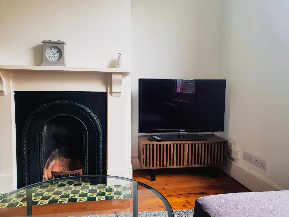 Apartment Cosy 2 Bedroom House Sleeps 6 - With Free Wifi & Garden By Roost *