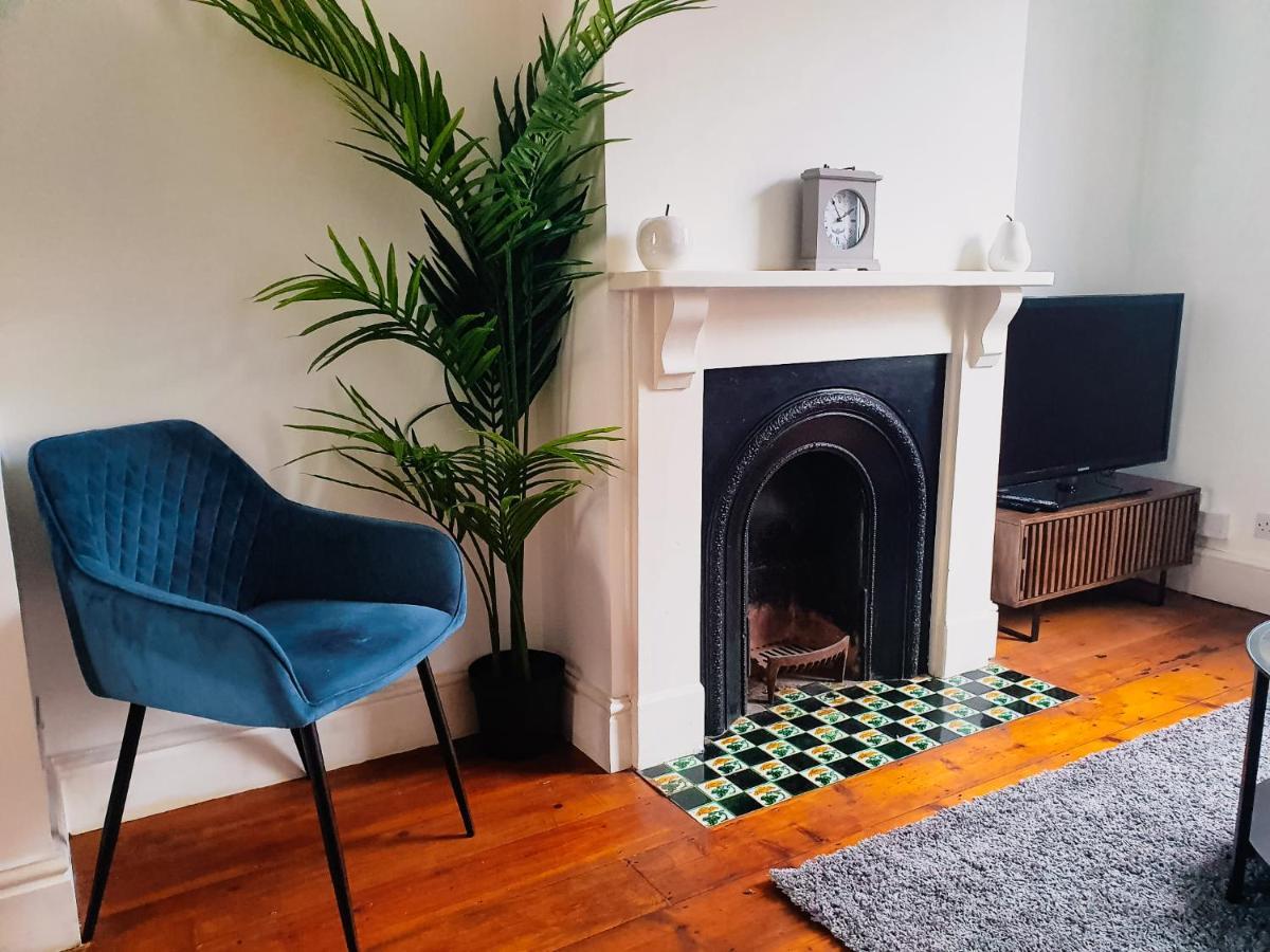 Cosy 2 Bedroom House Sleeps 6 - With Free Wifi & Garden By Roost