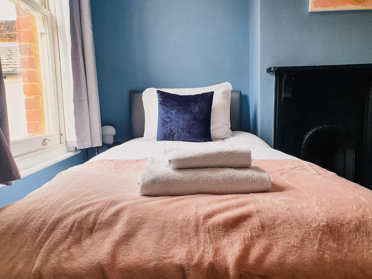 Cosy 2 Bedroom House Sleeps 6 - With Free Wifi & Garden By Roost Reading