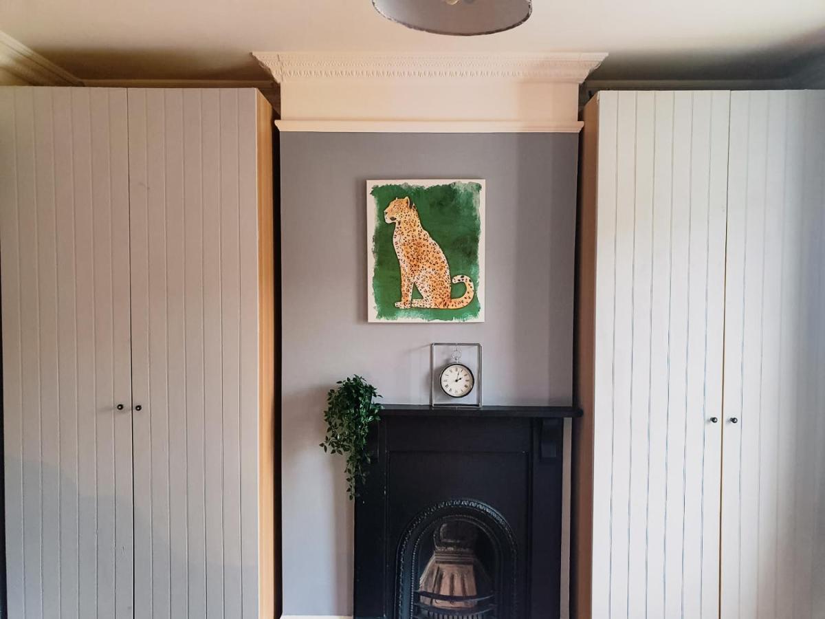 Cosy 2 Bedroom House Sleeps 6 - With Free Wifi & Garden By Roost