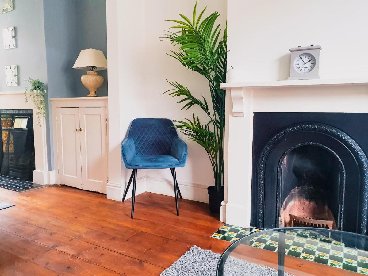 Cosy 2 Bedroom House Sleeps 6 - With Free Wifi & Garden By Roost Apartment