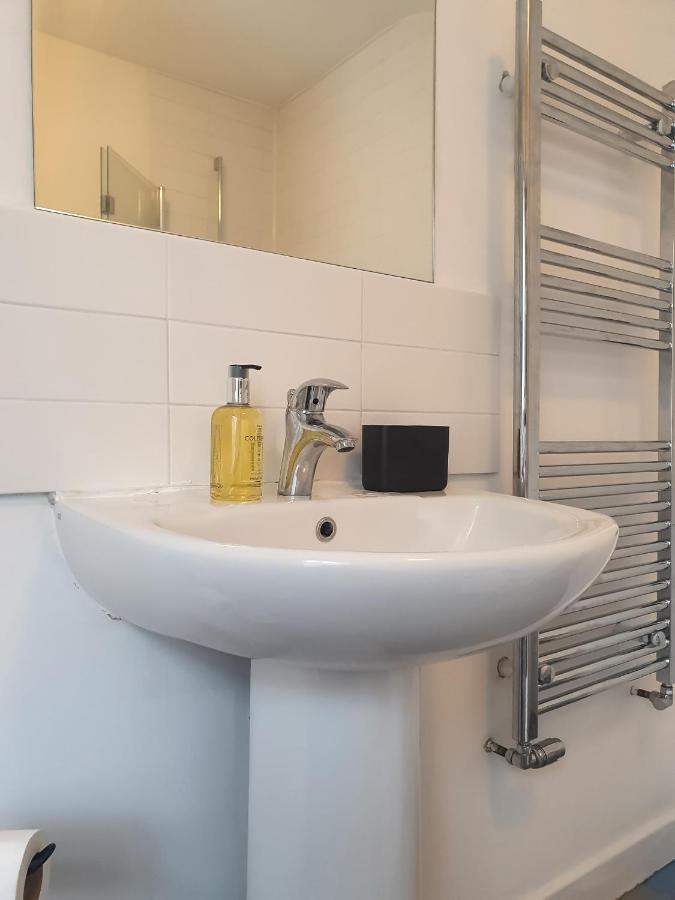 Cosy 2 Bedroom House Sleeps 6 - With Free Wifi & Garden By Roost *