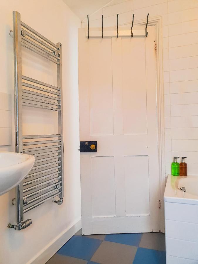 Apartment Cosy 2 Bedroom House Sleeps 6 - With Free Wifi & Garden By Roost