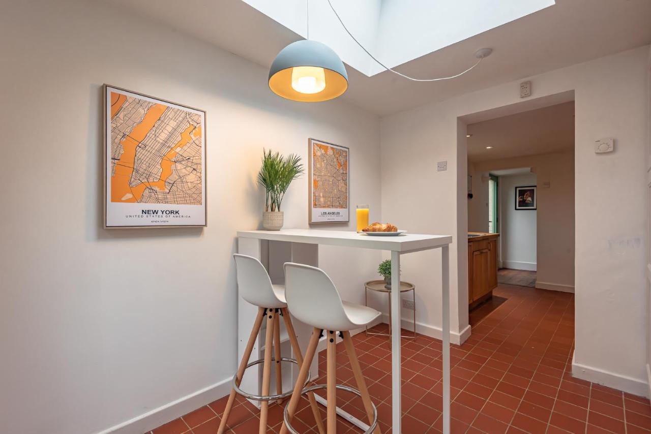 Cosy 2 Bedroom House Sleeps 6 - With Free Wifi & Garden By Roost Apartment *