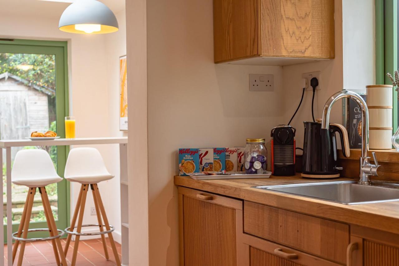 Cosy 2 Bedroom House Sleeps 6 - With Free Wifi & Garden By Roost