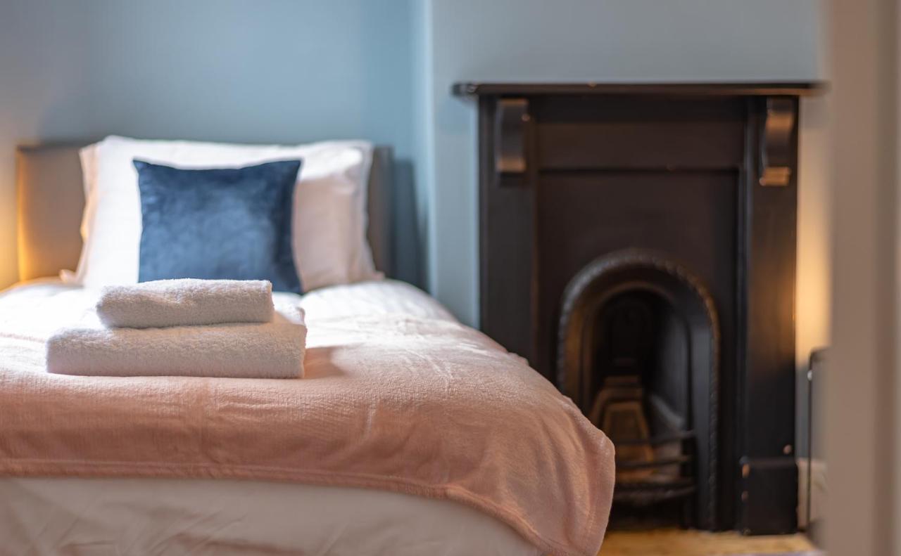 Cosy 2 Bedroom House Sleeps 6 - With Free Wifi & Garden By Roost *