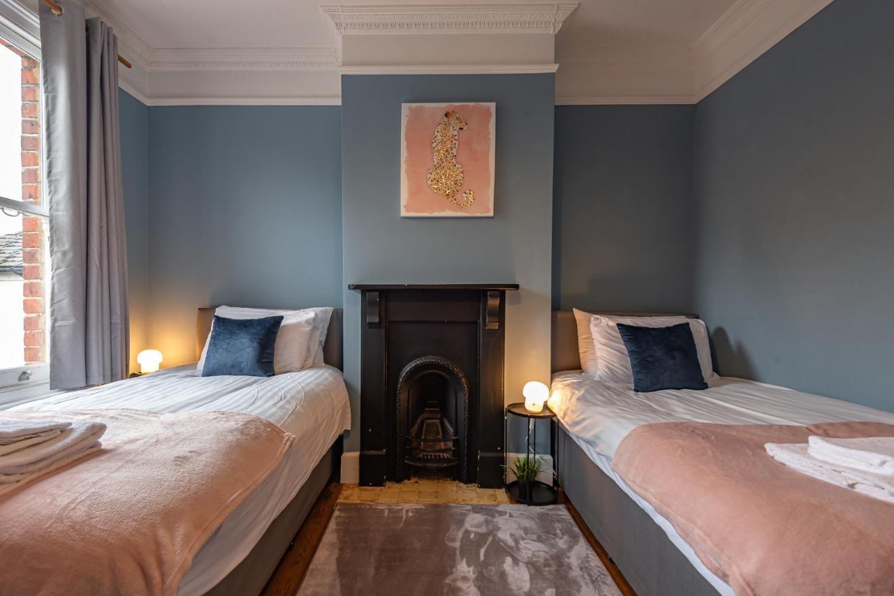 Cosy 2 Bedroom House Sleeps 6 - With Free Wifi & Garden By Roost Apartment