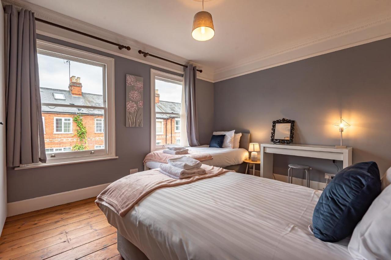 Cosy 2 Bedroom House Sleeps 6 - With Free Wifi & Garden By Roost Apartment