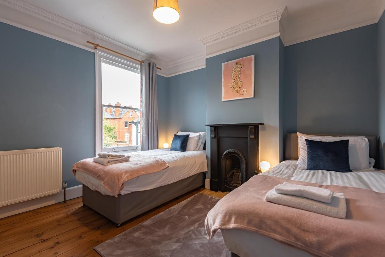 Cosy 2 Bedroom House Sleeps 6 - With Free Wifi & Garden By Roost *