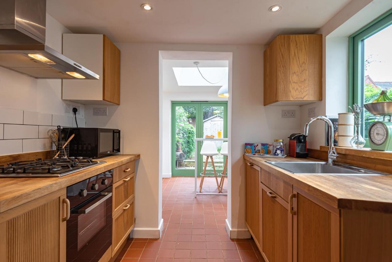 Cosy 2 Bedroom House Sleeps 6 - With Free Wifi & Garden By Roost * Reading