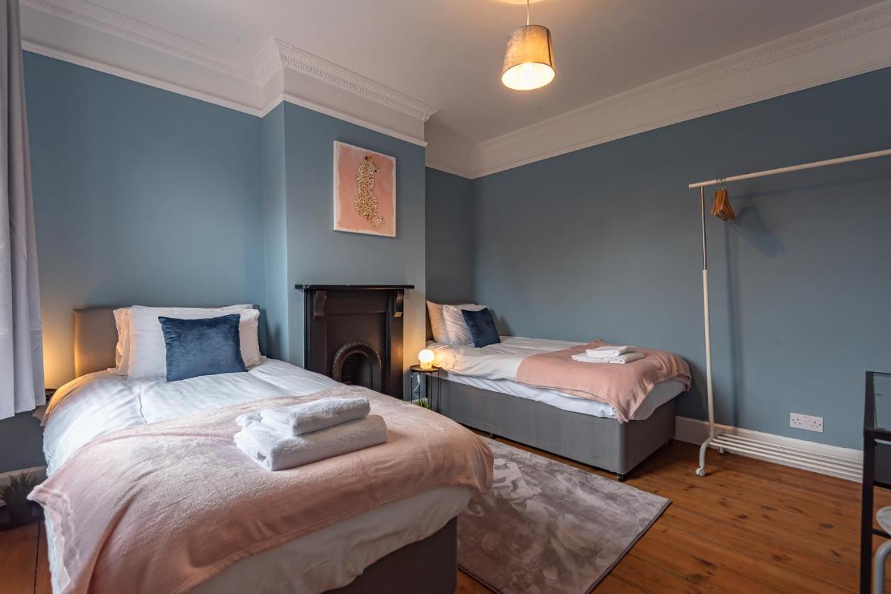 Apartment Cosy 2 Bedroom House Sleeps 6 - With Free Wifi & Garden By Roost *