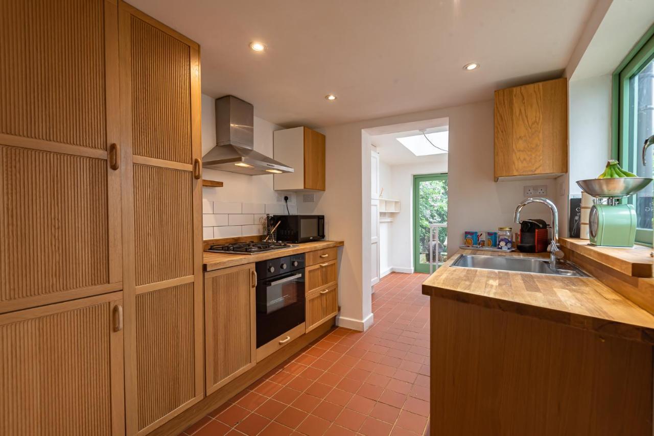Cosy 2 Bedroom House Sleeps 6 - With Free Wifi & Garden By Roost Apartment *