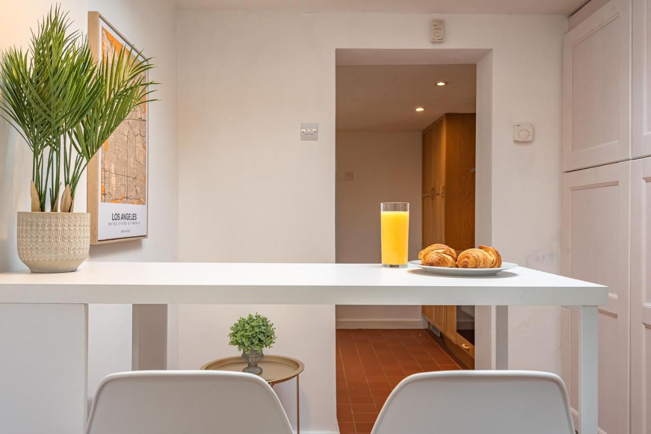 Apartment Cosy 2 Bedroom House Sleeps 6 - With Free Wifi & Garden By Roost