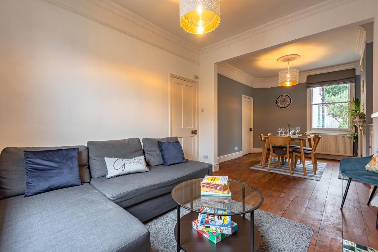 Cosy 2 Bedroom House Sleeps 6 - With Free Wifi & Garden By Roost Apartment